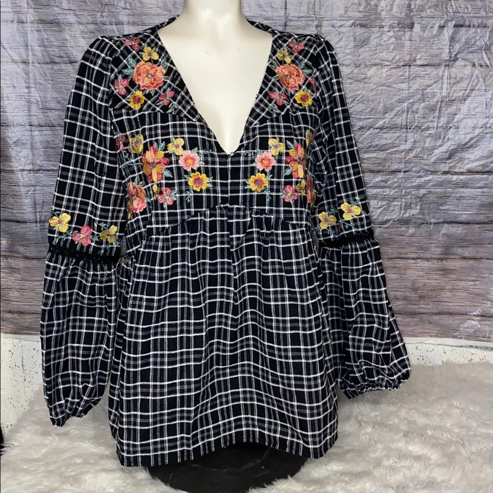Savanna Jane Black & White Plaid Top With Embroidered Flowers - Picture 4 of 11
